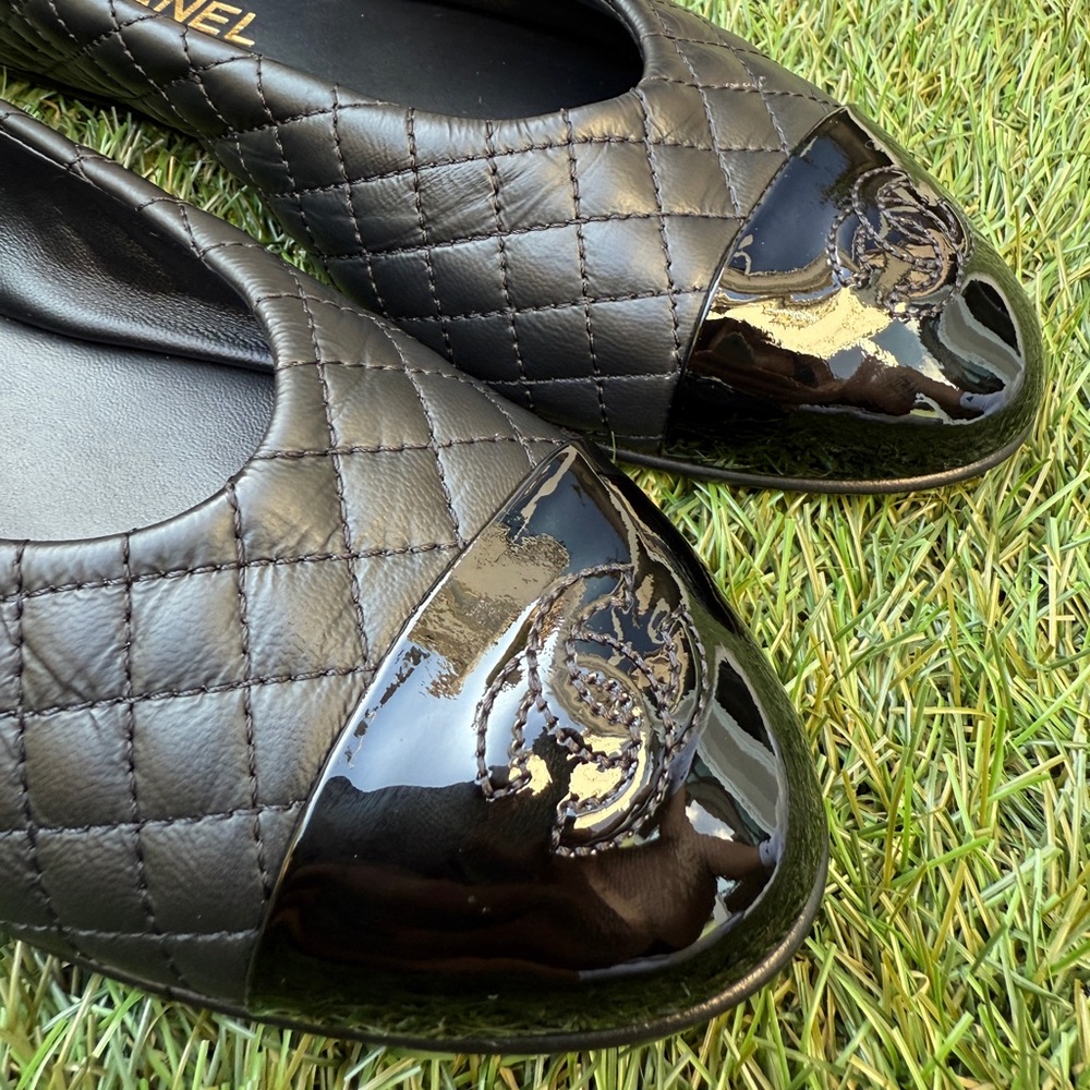 CHANEL CC LOGO BLACK LEATHER MARYJANE BALLET FLAT SHOES GOLD BUCKLE QUILTED 39.5 - Picture 3 of 15